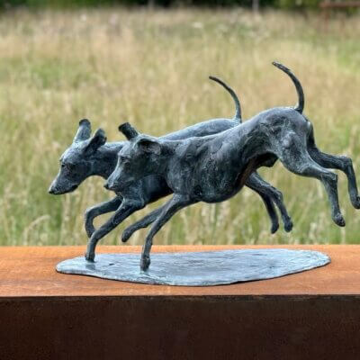 Beeld hond Weimaraner spelend brons